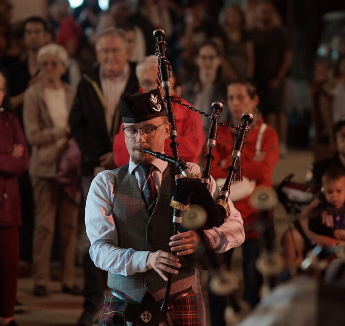 Pipe Major Eike-Ferdinand Zeh bei einem Dudelsack-Solo