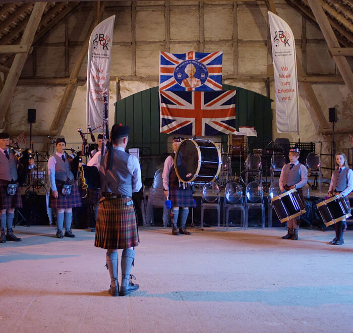 Essern Highlanders Pipe Band unter der Leitung von Pipe Major Eike-Ferdinand Zeh in der Konzertscheue des Rittergutes Remeringhausen beim British Weekend