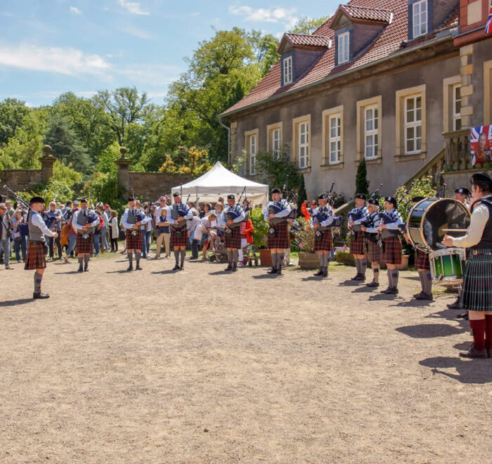 Essern Highlanders Pipe Band mit Pipe Major Eike-Ferdinand Zeh beim British Weekend vor dem Herrenhaus des Rittergutes Remeringhausen